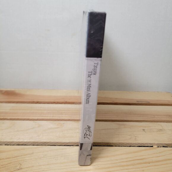 CD Tzuyu: About Tzu - The 1st Mini Album [Photobook + CD] NEW / SEALED - Picture 3 of 5